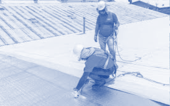 Equipo de mantenimiento trabajando sobre cubierta metálica