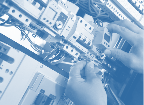 Trabajo de instalación eléctrica en tablero industrial